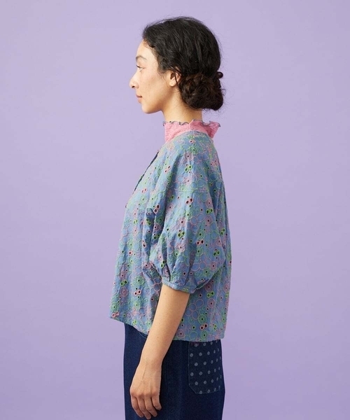 Jocomomola(ホコモモラ)の「Semilla フラワー総刺繍ブラウス(シャツ/ブラウス・レディース・アイボリー/ブルー・40)」の13枚目の写真
