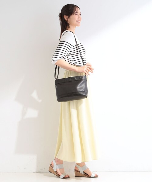 SHOO・LA・RUE（シューラルー）の「ヨコナガポケットショルダーバッグ（ショルダーバッグ・レディース・ライトベージュ/ブラック/ブルー・00）」の5枚目の写真