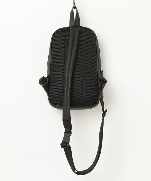 Guess(ゲス)の「RIORSON Sling Bag ボディバッグ メンズバッグ(ボディバッグ/ウエストポーチ・メンズ・ダークグレー・ONE SIZE)」の5枚目の写真