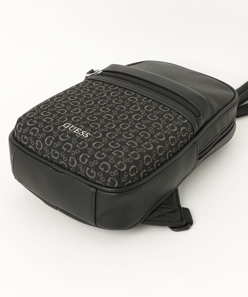 Guess(ゲス)の「RIORSON Sling Bag ボディバッグ メンズバッグ(ボディバッグ/ウエストポーチ・メンズ・ダークグレー・ONE SIZE)」の4枚目の写真