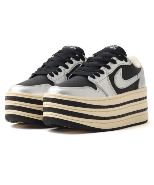 JORDAN BRAND(ジョーダンブランド)の「JORDAN BRAND AIR JORDAN 1 TRIPLE STACK / ジョーダン ブランド ウィメンズ エア ジョーダン 1 トリプル スタック / NIKE【SP】(スニーカー・レディース・シルバー×ブラック・23.0cm/25.0cm/24.5cm/24.0cm/23.5cm)」の1枚目の写真