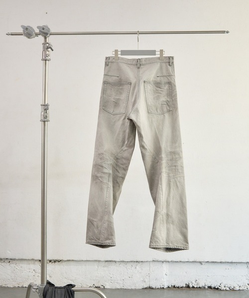 NVRFRGT(ネヴァーフォーゲット)の「3D TWISTED WIDE LEG JEANS(デニムパンツ・メンズ・グレー・1/2/3)」の2枚目の写真