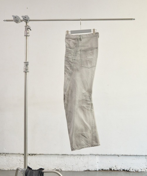 NVRFRGT(ネヴァーフォーゲット)の「3D TWISTED WIDE LEG JEANS(デニムパンツ・メンズ・グレー・1/2/3)」の3枚目の写真