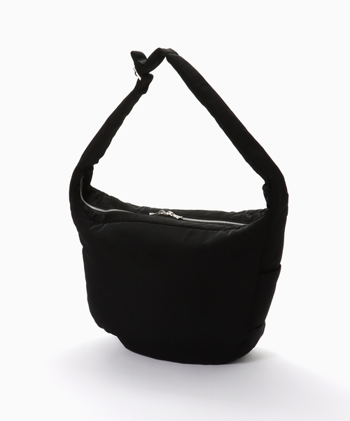 ITTI(イッチ)の「ITTI / イッチ ANNIE PUFFER BIG MOON BAG(ショルダーバッグ・メンズ・ブラック・FREE)」の1枚目の写真