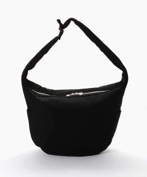 ITTI(イッチ)の「ITTI / イッチ ANNIE PUFFER BIG MOON BAG(ショルダーバッグ・メンズ・ブラック・FREE)」の2枚目の写真