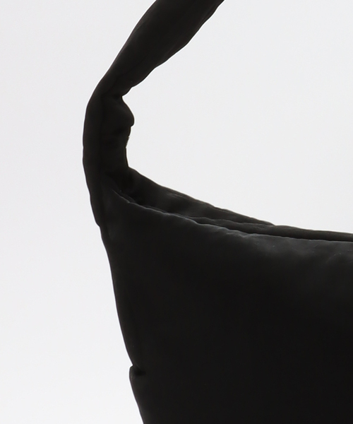 ITTI(イッチ)の「ITTI / イッチ ANNIE PUFFER BIG MOON BAG(ショルダーバッグ・メンズ・ブラック・FREE)」の6枚目の写真