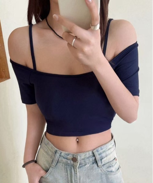 FINEnough(ファインナフ)の「カップ付きキャミソールレイヤード風スクエアネッククロップド丈Tシャツ(Tシャツ/カットソー・レディース・ブラック/ホワイト/ネイビー/杢グレー・FREE)」の7枚目の写真