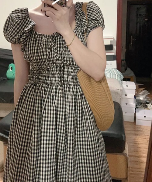 AMAJI(アマジ)の「チェック柄 パフスリーブ ワンピース(ワンピース・レディース・ブラック・SMALL/MEDIUM/LARGE/X-LARGE)」の4枚目の写真