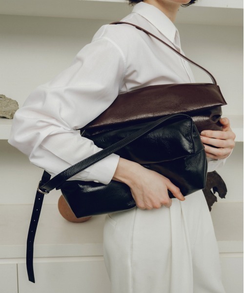 LE VERNIS(ル・ベルニ)の「LE VERNIS(ル・ベルニ) Soft wide bag(ハンドバッグ・レディース・ブラック・FREE)」の1枚目の写真