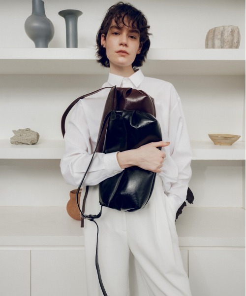 LE VERNIS(ル・ベルニ)の「LE VERNIS(ル・ベルニ) Soft wide bag(ハンドバッグ・レディース・ブラック・FREE)」の8枚目の写真