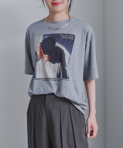 PUAL CE CIN（ピュアルセシン）の「レディーフォトプリントTシャツ（Tシャツ/カットソー・レディース・オフホワイト/グレー・FREE）」の2枚目の写真