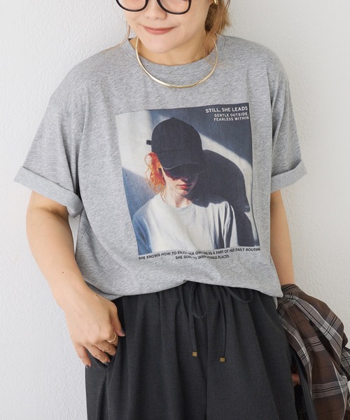 PUAL CE CIN（ピュアルセシン）の「レディーフォトプリントTシャツ（Tシャツ/カットソー・レディース・オフホワイト/グレー・FREE）」の8枚目の写真