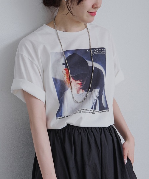 PUAL CE CIN（ピュアルセシン）の「レディーフォトプリントTシャツ（Tシャツ/カットソー・レディース・オフホワイト/グレー・FREE）」の3枚目の写真