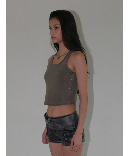 ORDINARY HOLIDAY（オーディナリー ホリデー）の「OPEN SIDE SLEEVELESS T-SHIRT [KHAKI]（Tシャツ/カットソー・レディース・その他・FREE）」の2枚目の写真