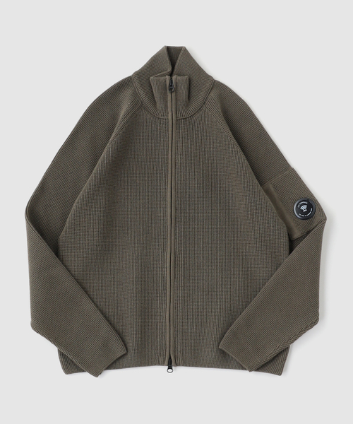 C.P. COMPANY（シーピーカンパニー）の「C.P.Company / シーピーカンパニー WAFFLE KN COTTON ZIP LENS CRDGN（カーディガン/ボレロ・メンズ・ブラック/カーキ・MEDIUM/SMALL）」の2枚目の写真