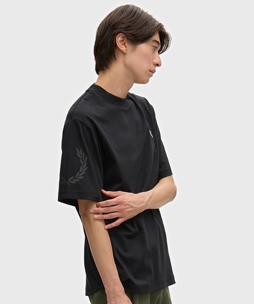 FRED PERRY(フレッドペリー)の「【ZOZO限定!!】Reflective Laurel Wreath T-Shirt/リフレクティブローレルリースTシャツ(Tシャツ/カットソー・メンズ・ベージュ/ブラック・S/L/M)」の2枚目の写真