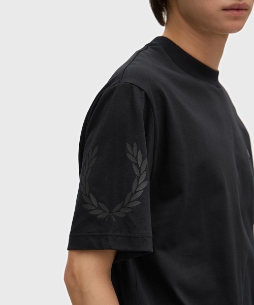FRED PERRY(フレッドペリー)の「【ZOZO限定!!】Reflective Laurel Wreath T-Shirt/リフレクティブローレルリースTシャツ(Tシャツ/カットソー・メンズ・ベージュ/ブラック・S/L/M)」の3枚目の写真