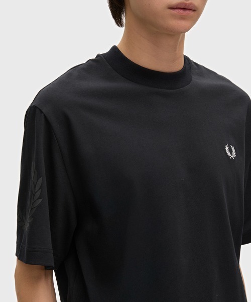 FRED PERRY(フレッドペリー)の「【ZOZO限定!!】Reflective Laurel Wreath T-Shirt/リフレクティブローレルリースTシャツ(Tシャツ/カットソー・メンズ・ベージュ/ブラック・S/L/M)」の4枚目の写真