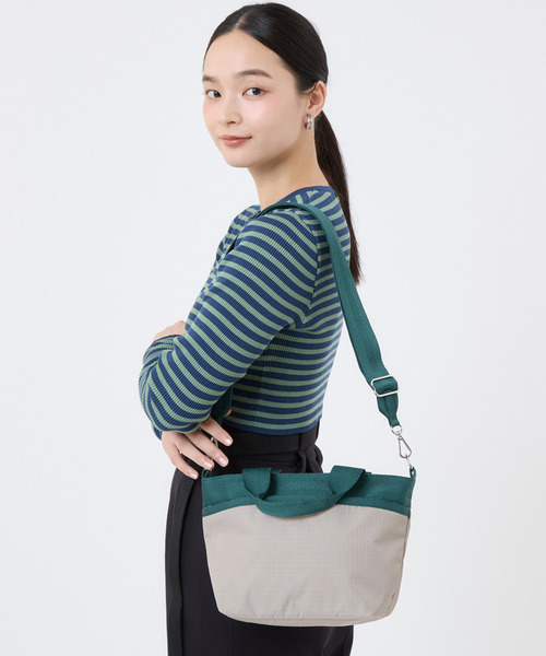 LeSportsac(レスポートサック)の「SMALL BUCKET TOTE ドリフトストーン/エデングリーン(トートバッグ・レディース・グレー・FREE)」の1枚目の写真
