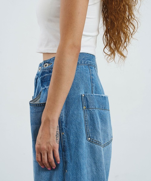 ROSE BUD(ローズバッド)の「mici/RIVETED DENIM PANTS(デニムパンツ・レディース・ライトインディゴブルー/ブラック・M/S)」の4枚目の写真