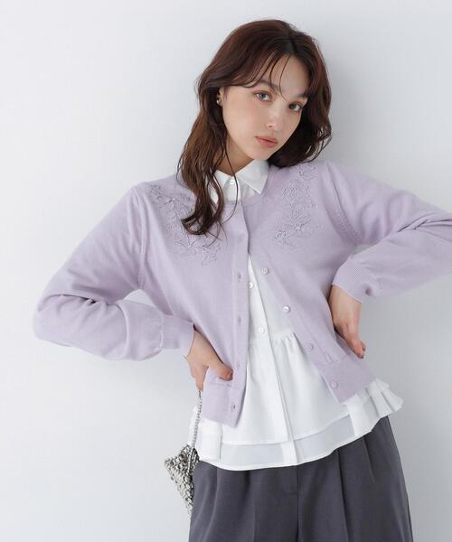 NATURAL BEAUTY BASIC(ナチュラルビューティーベーシック)の「フワラーモチーフカーディガン(カーディガン/ボレロ・レディース・グレー/オフホワイト/ラベンダー・FREE)」の3枚目の写真