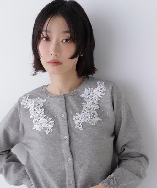 NATURAL BEAUTY BASIC(ナチュラルビューティーベーシック)の「フワラーモチーフカーディガン(カーディガン/ボレロ・レディース・グレー/オフホワイト/ラベンダー・FREE)」の1枚目の写真
