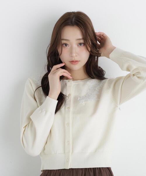 NATURAL BEAUTY BASIC(ナチュラルビューティーベーシック)の「フワラーモチーフカーディガン(カーディガン/ボレロ・レディース・グレー/オフホワイト/ラベンダー・FREE)」の2枚目の写真