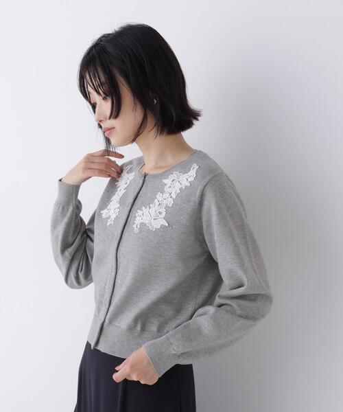 NATURAL BEAUTY BASIC(ナチュラルビューティーベーシック)の「フワラーモチーフカーディガン(カーディガン/ボレロ・レディース・グレー/オフホワイト/ラベンダー・FREE)」の5枚目の写真