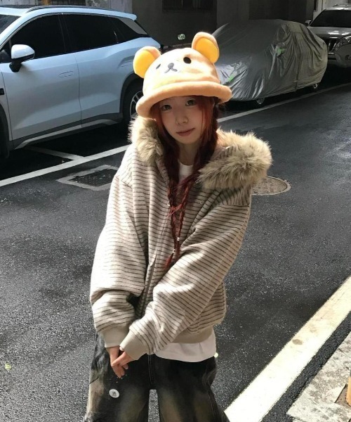 SHERU（シェル）の「フェイクファー付き ボーダー ジップアップパーカー（パーカー・レディース・ベージュ/ダークグレー・M）」の9枚目の写真