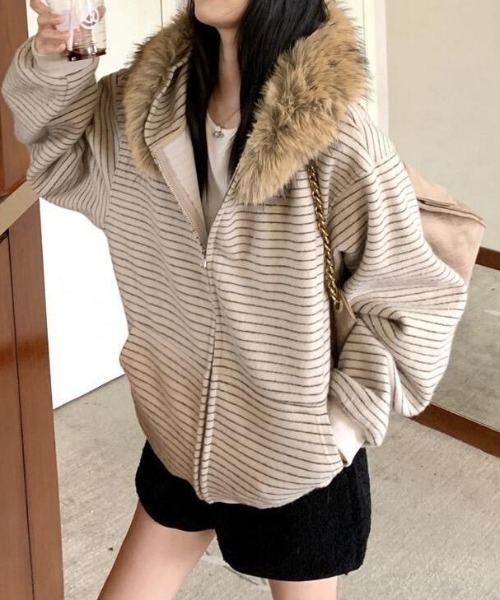 SHERU（シェル）の「フェイクファー付き ボーダー ジップアップパーカー（パーカー・レディース・ベージュ/ダークグレー・M）」の10枚目の写真