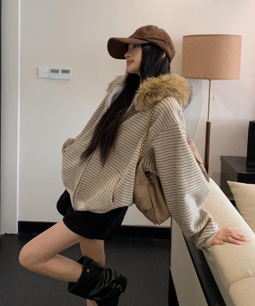 SHERU（シェル）の「フェイクファー付き ボーダー ジップアップパーカー（パーカー・レディース・ベージュ/ダークグレー・M）」の11枚目の写真