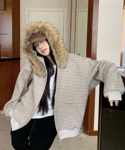 SHERU（シェル）の「フェイクファー付き ボーダー ジップアップパーカー（パーカー・レディース・ベージュ/ダークグレー・M）」の12枚目の写真