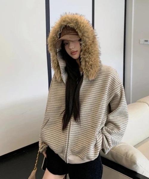SHERU（シェル）の「フェイクファー付き ボーダー ジップアップパーカー（パーカー・レディース・ベージュ/ダークグレー・M）」の4枚目の写真