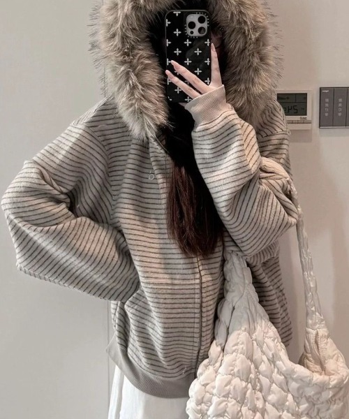 SHERU（シェル）の「フェイクファー付き ボーダー ジップアップパーカー（パーカー・レディース・ベージュ/ダークグレー・M）」の13枚目の写真