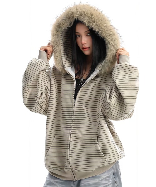 SHERU（シェル）の「フェイクファー付き ボーダー ジップアップパーカー（パーカー・レディース・ベージュ/ダークグレー・M）」の6枚目の写真