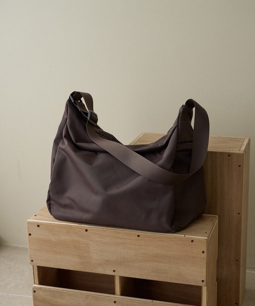 anuke(アンヌーク)の「Nylon Shoulder Bag(ショルダーバッグ・レディース・ブラウン/ブラック・FREE)」の2枚目の写真
