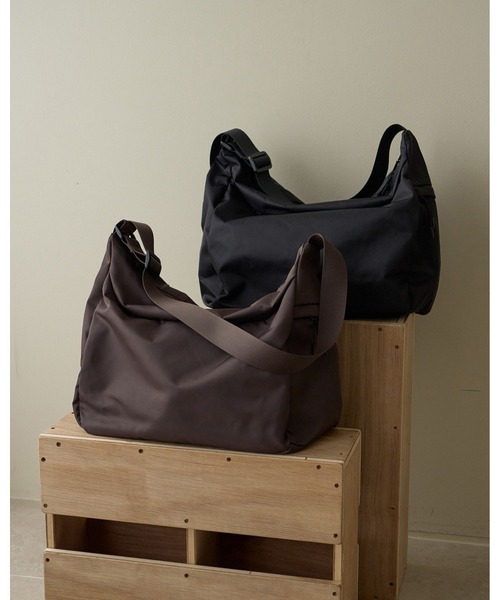 anuke(アンヌーク)の「Nylon Shoulder Bag(ショルダーバッグ・レディース・ブラウン/ブラック・FREE)」の11枚目の写真