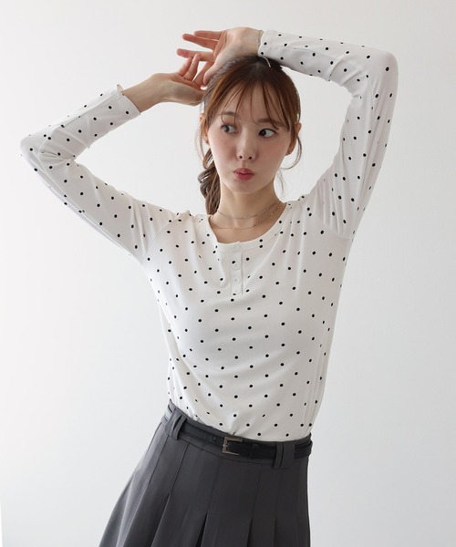 BLUEEAST（ブルーイースト）の「ヘンリーネックドットロングＴシャツ（Tシャツ/カットソー・レディース・ブラック/ホワイト/グレー・MEDIUM）」の2枚目の写真