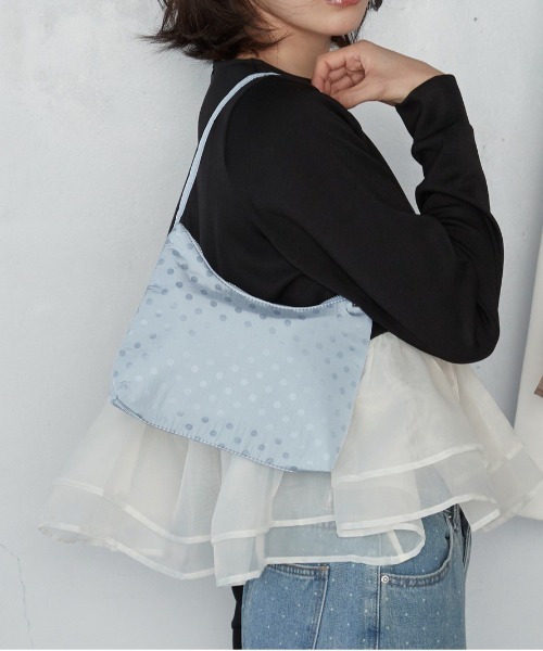 OFROOM(オフルーム)の「【2026秋冬新作】Dot Satin Mini Bag|ドットサテンミニバッグ(ショルダーバッグ・レディース・ブラック/ブルー/グリーン/ホワイト・ONESIZE)」の4枚目の写真