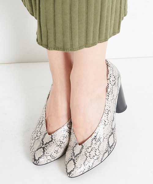 ORiental TRaffic（オリエンタルトラフィック）の「秋冬★Vカットパンプス★6331（パンプス・レディース・アッシュブラウン/ブラック/グリーン・38/41/37/36/40/42/35/39/34）」の2枚目の写真