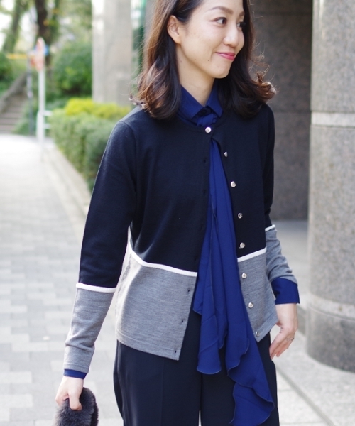 NARACAMICIE（ナラカミーチェ）の「バイカラークルーカーディガン（カーディガン/ボレロ・レディース・ブラック/ネイビー・MEDIUM/LARGE）」の2枚目の写真