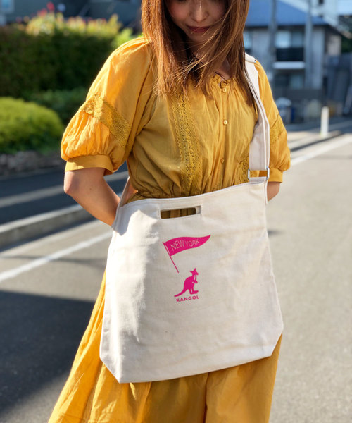 KANGOL（カンゴール）の「【KANGOL / カンゴール】 2WAYロゴプリントトートバッグ（トートバッグ・レディース・ホワイト系その他5/ホワイト系その他6/ブラック×ホワイト/ブラック/ブラック×グレー/ホワイト×ブラック/ブラック系その他/ホワイト×ピンク/ホワイト系その他2/ホワイト系その他3/ホワイト系その他4/ホワイト系その他7/ブラック系その他2/ブラック×ライム/ホワイト/ホワイト系その他/アイボリー/オフホワイト/ブラック系その他4/オレンジ/その他1/ホワイト×ライム/その他2/ブラック系その他5/レインボー/ホワイト×ブルー/ホワイト×レッド/ベージュ/ホワイト×ネイビー/その他5/その他3/その他4/ブラック系その他3・FREE）」の10枚目の写真