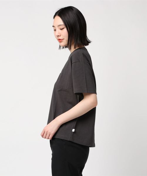 CONVERSE（コンバース）の「CONVERSE/コンバース ビッグシルエット ワンポイント ロゴ刺繍 Tシャツ（Tシャツ/カットソー・レディース・ホワイト/ブラック/チャコール・M/L）」の4枚目の写真