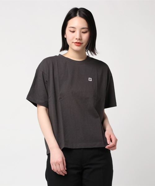 CONVERSE（コンバース）の「CONVERSE/コンバース ビッグシルエット ワンポイント ロゴ刺繍 Tシャツ（Tシャツ/カットソー・レディース・ホワイト/ブラック/チャコール・M/L）」の6枚目の写真