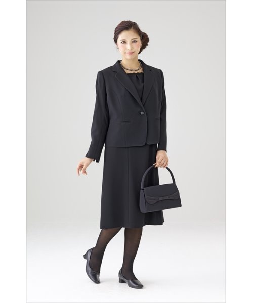 MONOIR(モノワール)の「濃染加工大きいサイズアンサンブル(ジャケットワンピース)(アンサンブル・レディース・ブラック・13号/17号/19号/15号/21号/23号)」の1枚目の写真