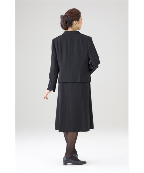 MONOIR(モノワール)の「濃染加工大きいサイズアンサンブル(ジャケットワンピース)(アンサンブル・レディース・ブラック・13号/17号/19号/15号/21号/23号)」の8枚目の写真