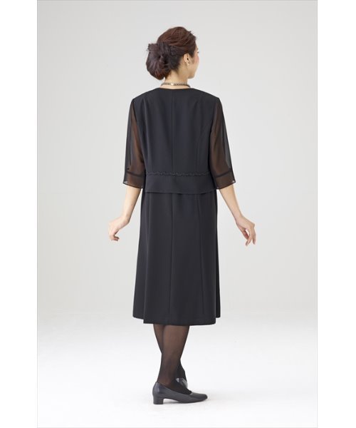 MONOIR(モノワール)の「濃染加工大きいサイズアンサンブル(ジャケットワンピース)(アンサンブル・レディース・ブラック・13号/17号/19号/15号/21号/23号)」の10枚目の写真