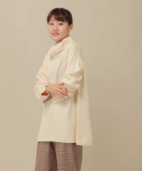 ikka(イッカ)の「バックスリットハイネックプルオーバー(ニット/セーター・レディース・ホワイト/ライトブルー/ブラック/ピンク/ダークベージュ/グレー・M/L)」の2枚目の写真