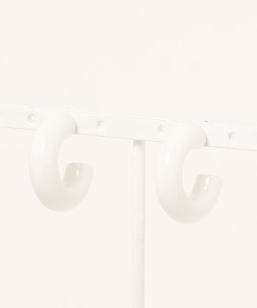 IENA(イエナ)の「【KEANE/キーン】カラーフープピアス(ピアス(両耳用)・レディース・チャコールグレー/グリーン/アイボリー・FREE)」の1枚目の写真