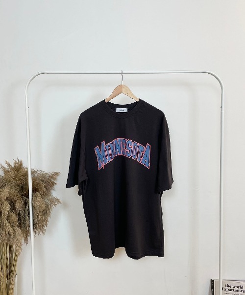 CEMONEMO(セモネモ)の「MINNESOTA カレッジ プリントビッグ Tシャツ/ ユニセックス(Tシャツ/カットソー・レディース・ホワイト/ブラック/チャコール・FREE)」の3枚目の写真